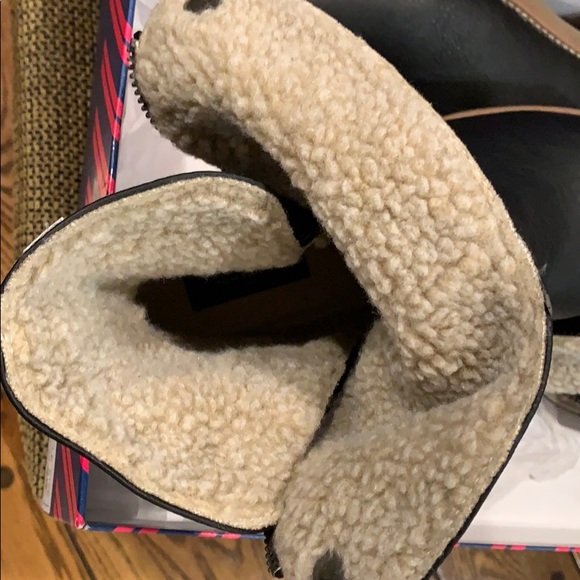 Woman’s boots - Picture 3 of 5